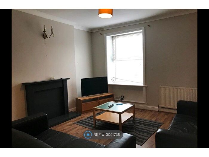 1 Bedroom Flat To Rent In Bradford Rd, Leeds, LS28