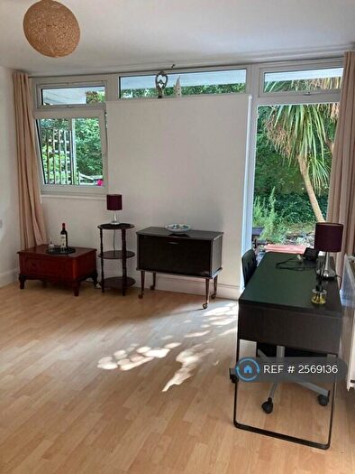 1 Bedroom Flat To Rent In Shepton Court, London, SW11