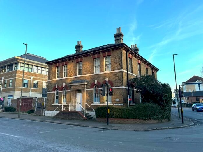 1 Bedroom Flat To Rent In London Road, Staines, TW18