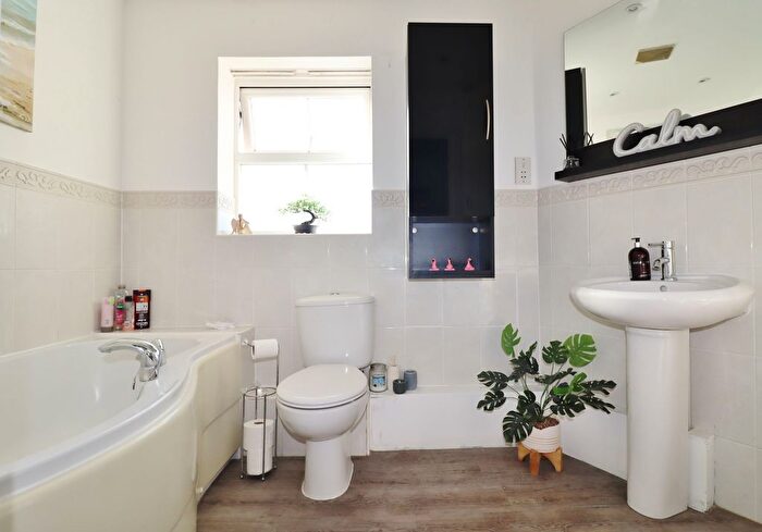2 Bedroom Flat For Sale In Mescott Meadows, Hedge End, SO30