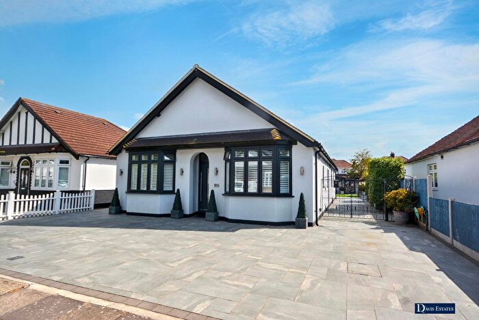 4 Bedroom Chalet For Sale In Haynes Road, Ardleigh Green, Hornchurch, RM11