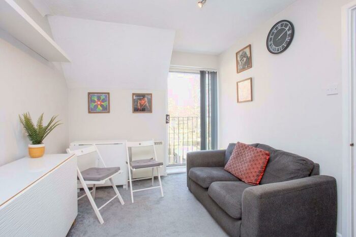1 Bedroom Flat To Rent In Oakdene Mews, SM3