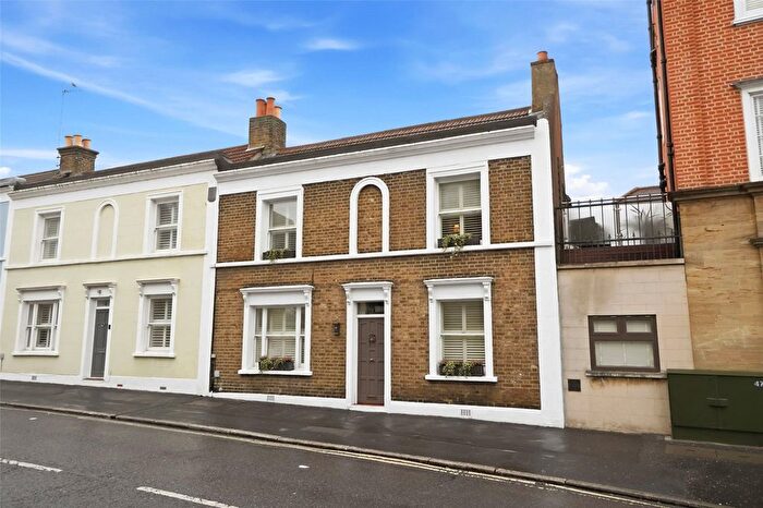 3 Bedroom Detached House For Sale In Station Road, Hampton, TW12