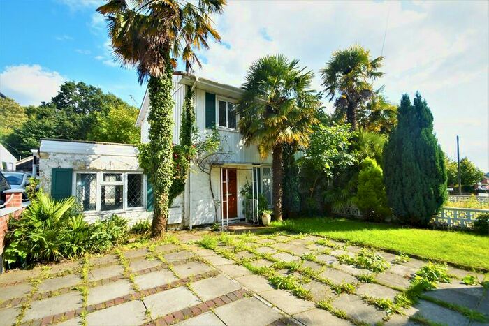 4 Bedroom Semi-Detached House To Rent In Mousehole Lane, Bitterne, SO18