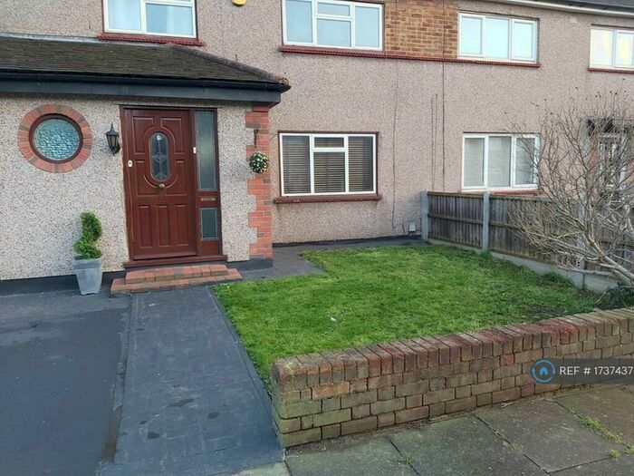 3 Bedroom Semi-Detached House To Rent In Dunedin Road, Rainham, RM13