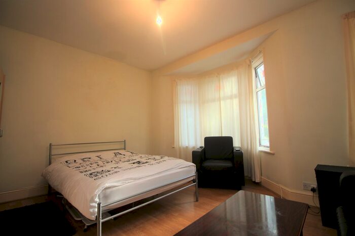 3 Bedroom Flat To Rent In Markhouse Road, London E17