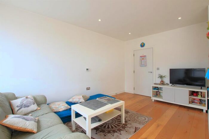 1 Bedroom Flat To Rent In Tryon Apartments, Balfour Road, Hounslow, TW3