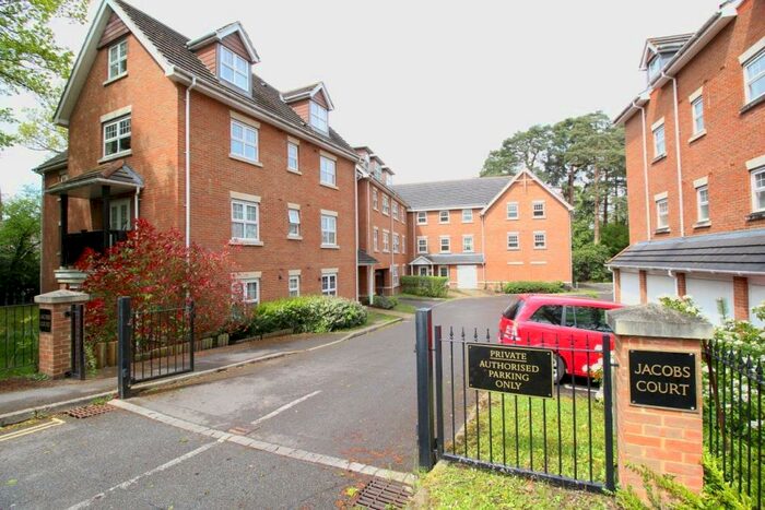 2 Bedroom Flat To Rent In Jacobs Court, Pound Hill, RH10