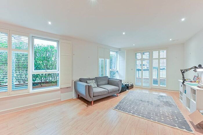 2 Bedroom Flat To Rent In Dobson Walk, Camberwell, London, SE5