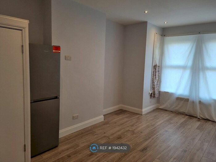 Studio To Rent In The Crescent, Croydon, CR0