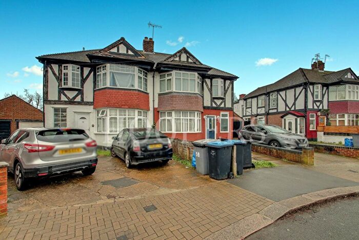 2 Bedroom Ground Maisonette For Sale In Vincent Gardens, London, NW2