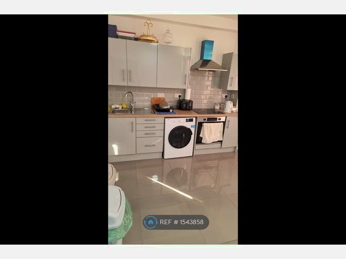 2 Bedroom Flat To Rent In Gelligaer Street, Cardiff, CF24