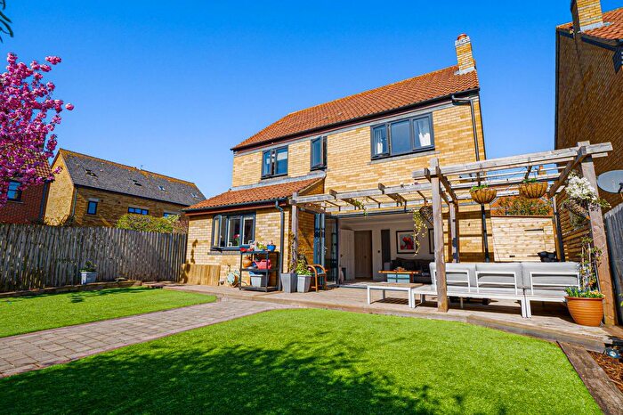 4 Bedroom Detached House For Sale In Gainsborough Close, Grange Farm, MK8