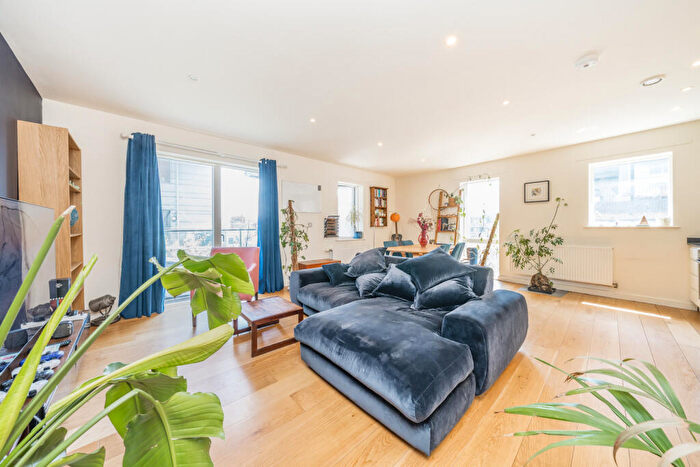 2 Bedroom Flat To Rent In Branch Place, London, N1