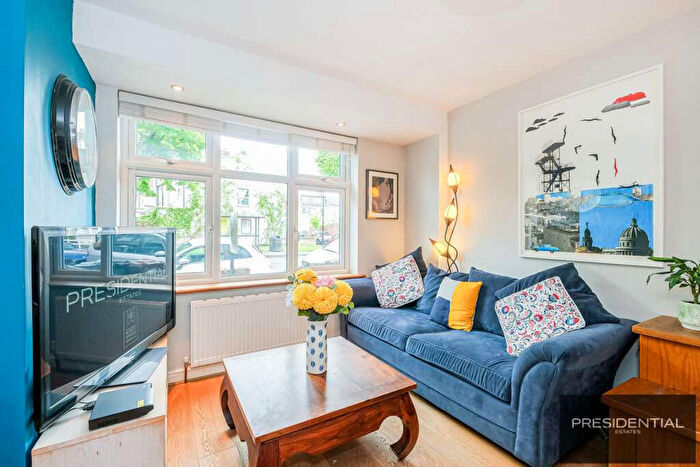 3 Bedroom End Of Terrace House For Sale In Hale End Road, Highams Park, E4