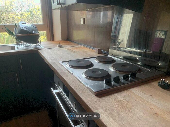 3 Bedroom Flat To Rent In Greenlaw Avenue, Paisley, PA1