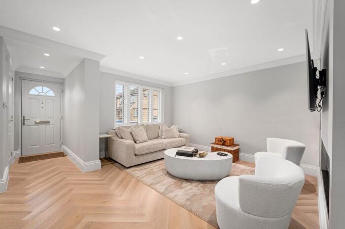 3 Bedroom Semi Detached House For Sale In Foxmead Close, Enfield, EN2