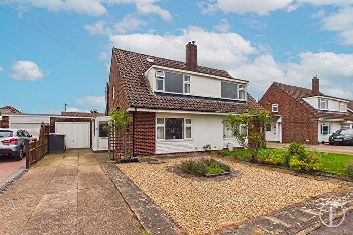 3 Bedroom Semi-Detached House For Sale In Oaklands Way, Fareham, PO14