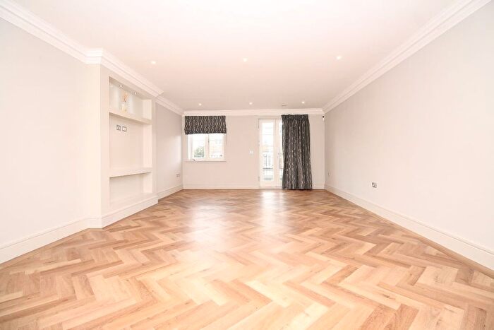 2 Bedroom Flat To Rent In Repton Court, Willoughby Lane, Bromley, BR1
