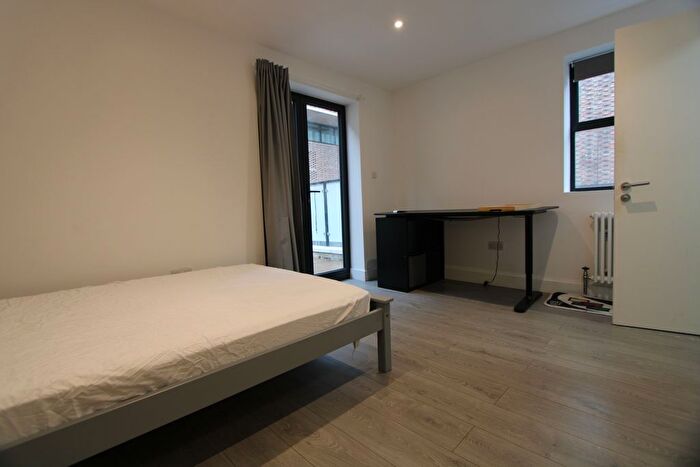 3 Bedroom Flat To Rent In Parkgate Road, London, SW11