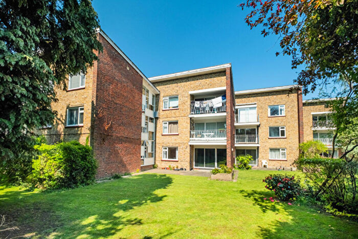 3 Bedroom Flat For Sale In Court Road, London, SE9