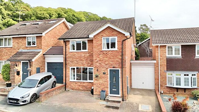 4 Bedroom Link Detached House For Sale In Oldbury Close, Frimley, GU16