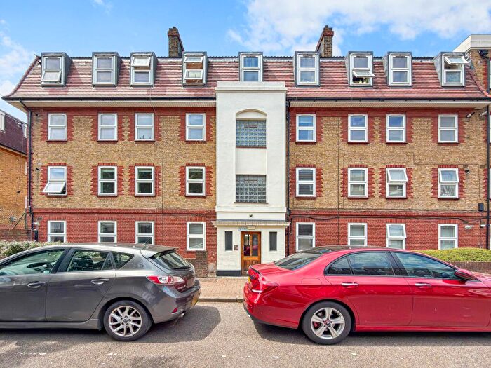 3 Bedroom Flat For Sale In Germander Way, London, E15