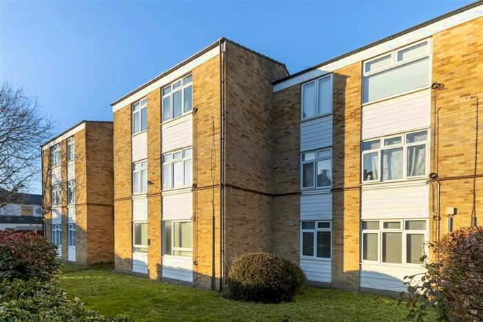 1 Bedroom Flat To Rent In Little Queens Road, Teddington, TW11