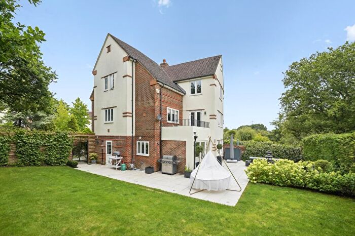 6 Bedroom Town House For Sale In St. Nicholas Crescent, Woking, GU22