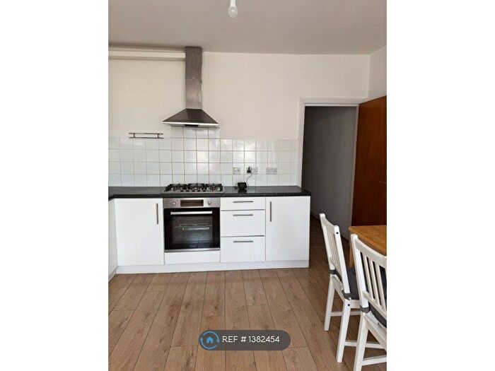 3 Bedroom Flat To Rent In Eastern Avenue, Ilford, IG2
