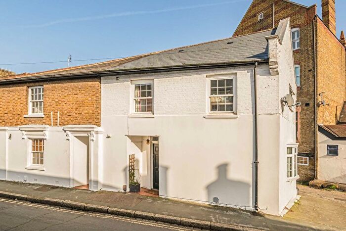 2 Bedroom Property For Sale In Park Road, Hampton Wick, KT1