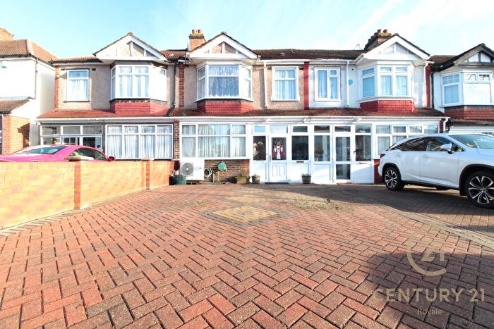 3 Bedroom Terraced House For Sale In Malden Road, Cheam, Sutton, SM3