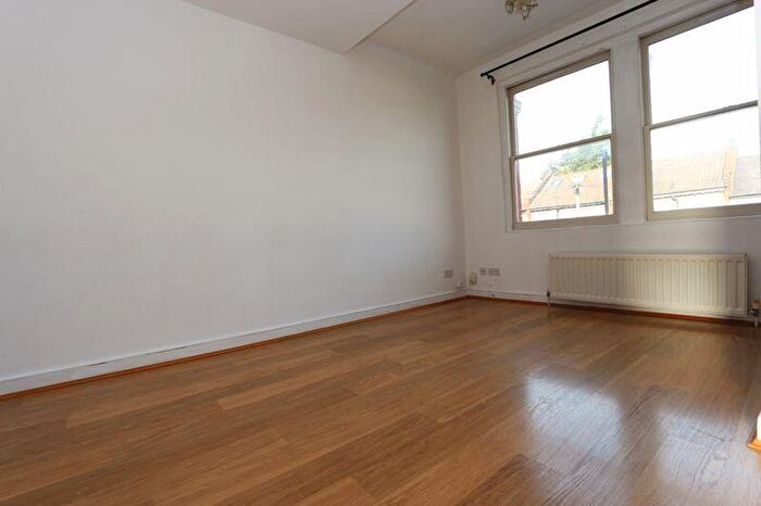 2 Bedroom Flat To Rent In Sandford Avenue, Wood Green, N22