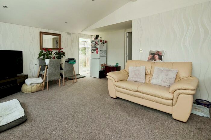2 Bedroom Detached Bungalow For Sale In Court Farm Road, Newhaven, BN9