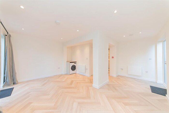 Studio To Rent In Dollis Road, London, N3