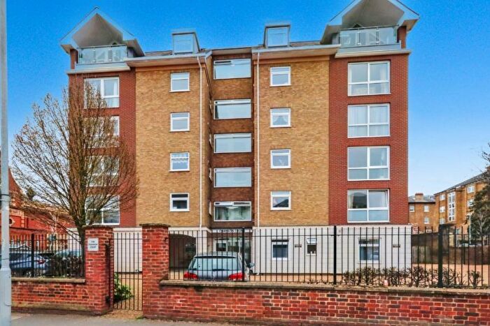 2 Bedroom Flat To Rent In Maple Road, Surbiton, KT6