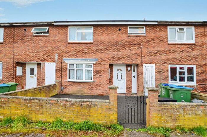 3 Bedroom Terraced House For Sale In Helford Close, Aylesbury, HP21