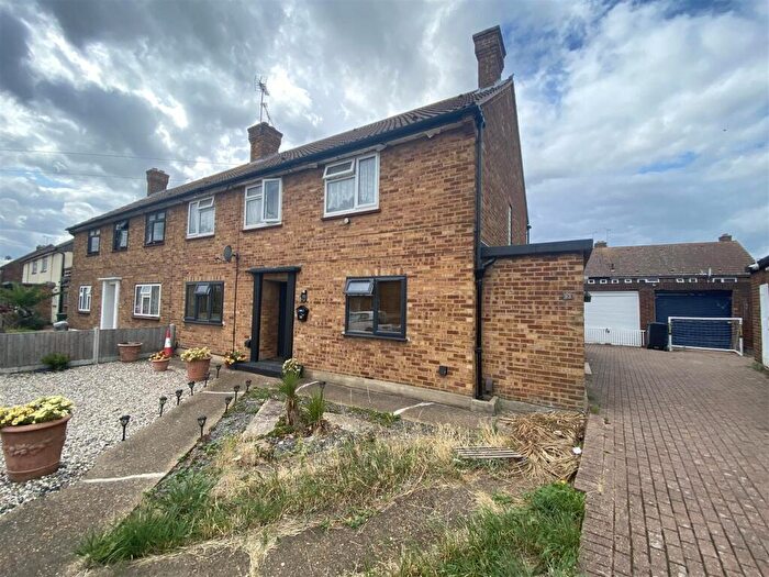 2 Bedroom Maisonette For Sale In Dunedin Road, Rainham, RM13