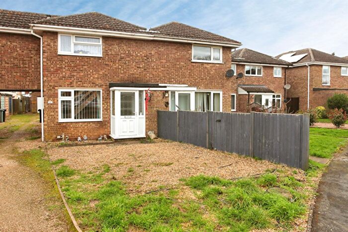 2 Bedroom End Terrace House For Sale In Clover Road, Market Deeping, Peterborough, PE6