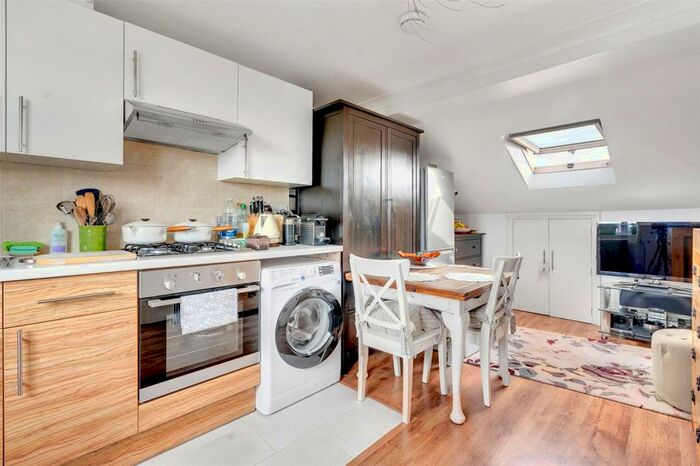 Apartment To Rent In Fonthill Road, London, N4