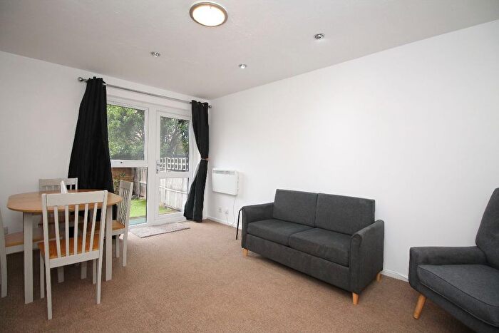 2 Bedroom Flat To Rent In Taeping Street, Isle Of Dogs, E14
