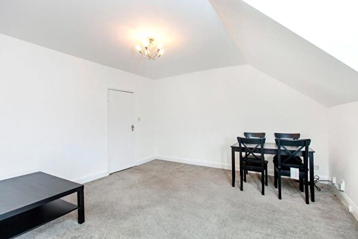 2 Bedroom Flat To Rent In Cricklewood Lane, Cricklewood, NW2