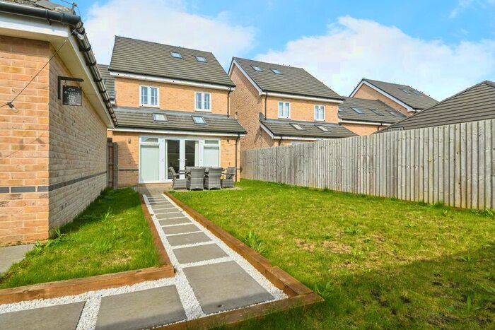 4 Bedroom Link Detached House For Sale In Meadow Lane, Great Bentley, Colchester, Essex, CO7