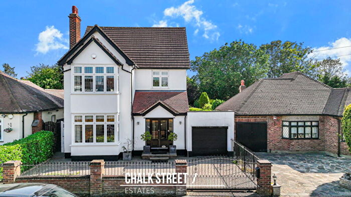 3 Bedroom Detached House For Sale In Wykeham Avenue, Hornchurch, RM11