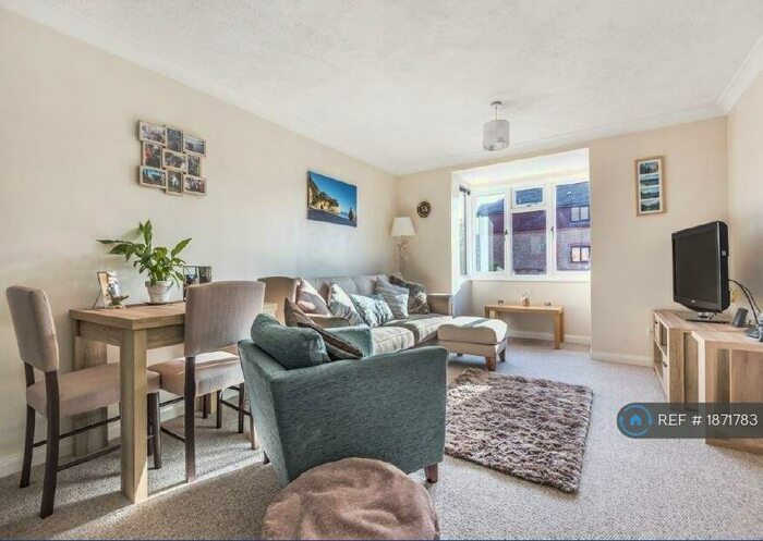 1 Bedroom Flat To Rent In Chestnut Close, Fleet, GU51