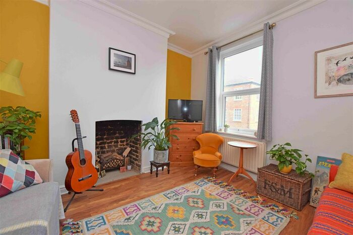 2 Bedroom Flat To Rent In Hampton Road, TW12