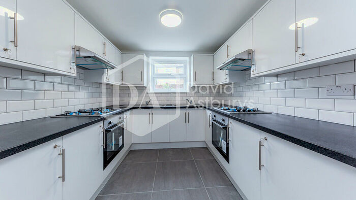Apartment To Rent In West Green Road, Turnpike Lane, London, N15