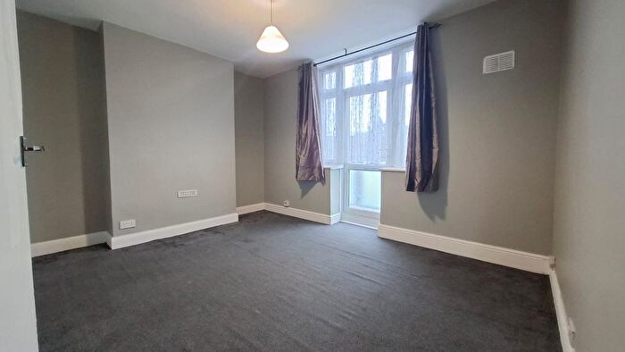 2 Bedroom Flat To Rent In Angel Close, Edmonton, N18