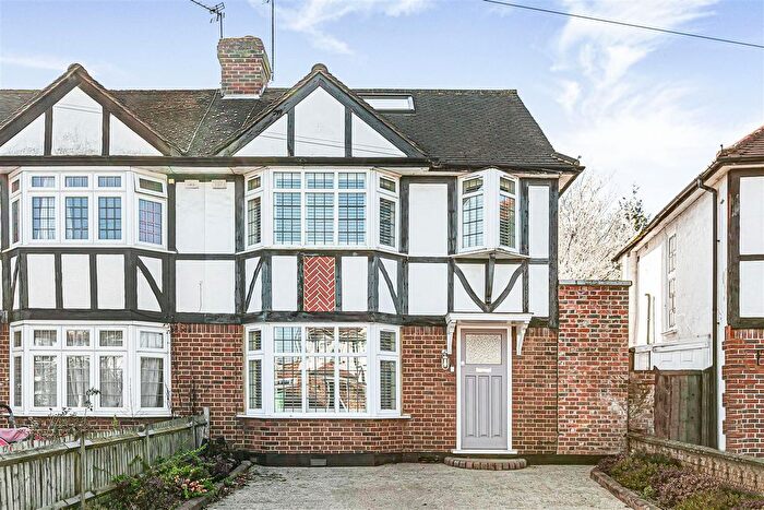 4 Bedroom End Terrace House For Sale In Aragon Road, Kingston Upon Thames, KT2