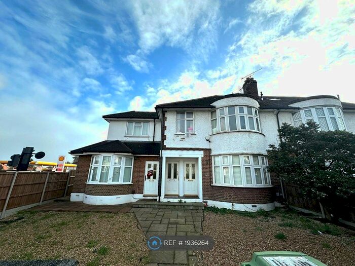 3 Bedroom Flat To Rent In Wood Acre House, London, SE9